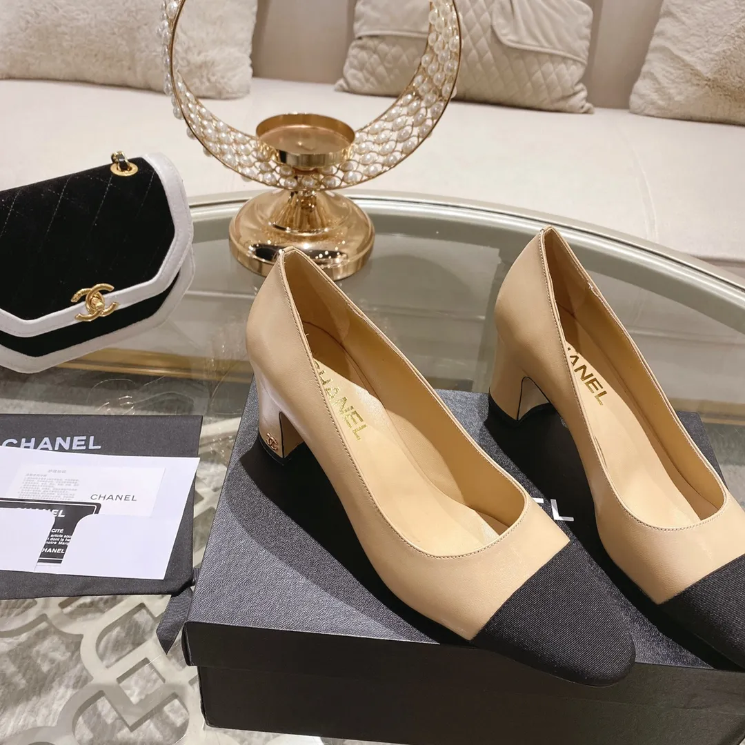 👟👟Ex-factory price 440👟👟 Chanel - Spring and summer classic color-blocked thick heel single shoes ⚠ Fashionable catwalk style ❤ Mixed splicing colors, empty toe style on the inside, 2.5cm thick heel with small logo embellishment, a fashionable interpretation! How to match the series to look good! Original customized wood-colored genuine leather outsole, imported sheepskin surface, goatskin lining for feet... 34-40 regular size (41.42.43 custom-made, non-returnable) 🎁Latest full set of packaging at the counter